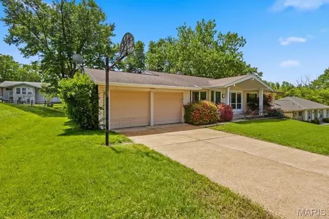 Exterior - 814 Phaeton Dr, Manchester, MO 63021 photo 1 of 16