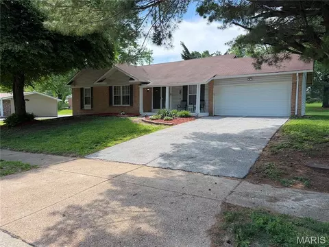 12455 Rocket Dr, Florissant, MO 63033