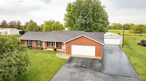 31822 Irish Ln, Brighton, IL 62012