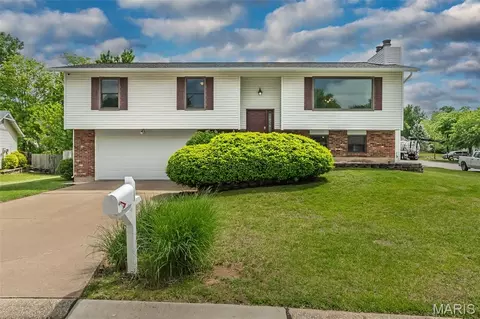 799 Bear Mountain Dr, Saint Peters, MO 63376