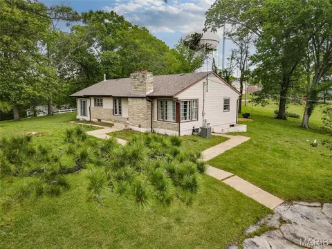 145 Well Dr, Herculaneum, MO 63048