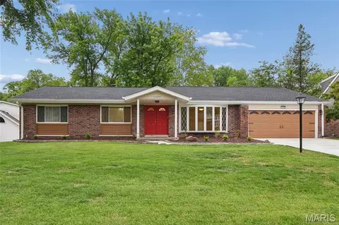 13028 Ambois Dr, Creve Coeur, MO 63141