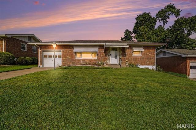 5125 Wallingford Dr, Saint Louis, MO 63121