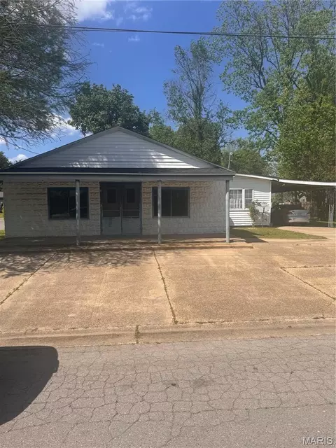 115 W Tom Brown, Charleston, MO 63834