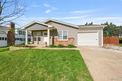 605 Cherry Ln, Warrenton, MO 63383