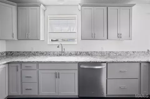 Kitchen - 343 Moultrie Ln, O'fallon, IL 62269 photo 3 of 5