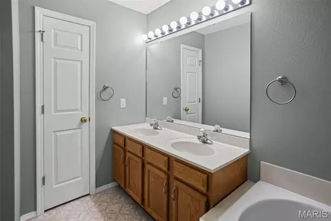 Bath - 343 Moultrie Ln, O'fallon, IL 62269 photo 4 of 6