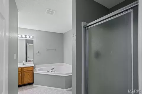 Bath - 343 Moultrie Ln, O'fallon, IL 62269 photo 2 of 6