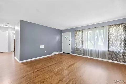 Living - 457 Vail Ct, Ballwin, MO 63021 photo 4 of 6