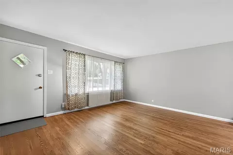 Living - 457 Vail Ct, Ballwin, MO 63021 photo 2 of 6