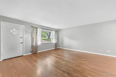 Living - 457 Vail Ct, Ballwin, MO 63021 photo 5 of 6