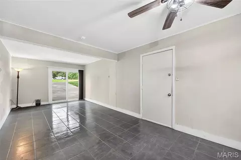 Living - 457 Vail Ct, Ballwin, MO 63021 photo 6 of 6