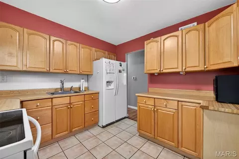 Kitchen - 457 Vail Ct, Ballwin, MO 63021 photo 2 of 2