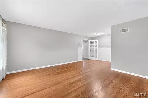 Living - 457 Vail Ct, Ballwin, MO 63021 photo 3 of 6