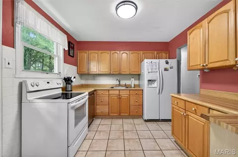 Kitchen - 457 Vail Ct, Ballwin, MO 63021 photo 1 of 2