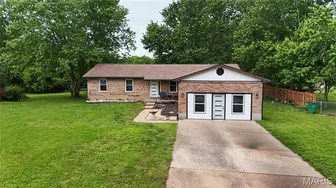 1125 Vicksburg Dr, Festus, MO 63028