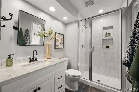 Bath - 1437 Sunnytree Ln, Ballwin, MO 63021 photo 2 of 3