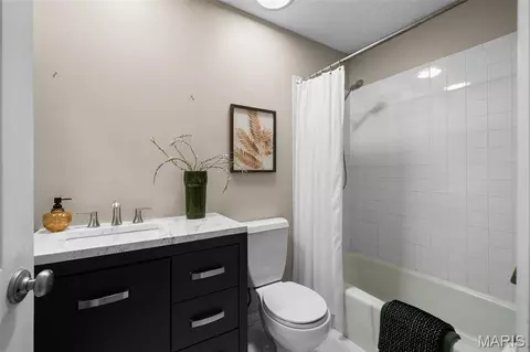Bath - 1437 Sunnytree Ln, Ballwin, MO 63021 photo 3 of 3