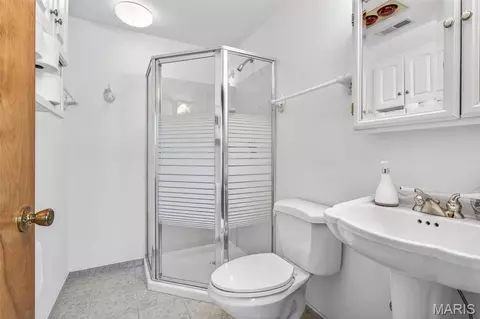 Bath - 6525 Antire Rd, High Ridge, MO 63049 photo 3 of 5