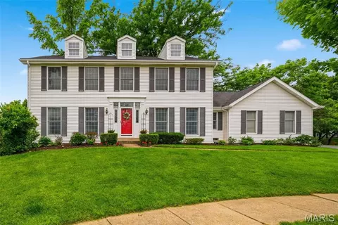 1907 Dovercliff Ct, Chesterfield, MO 63017