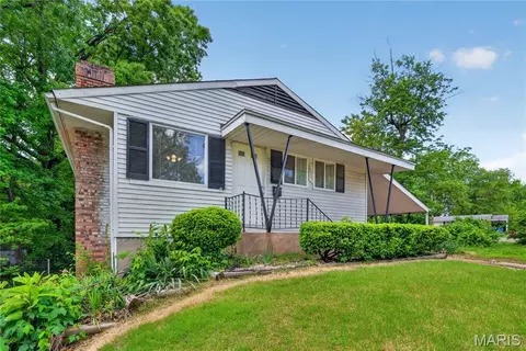 10247 Valley Dr, Saint Louis, MO 63137