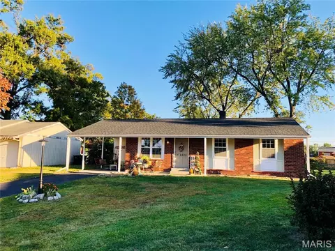 5325 Brooktop Ct, Saint Louis, MO 63128