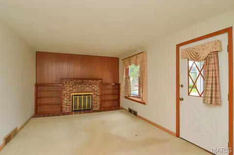 Living - 109 E Jefferson St, O'fallon, IL 62269 photo 1 of 3