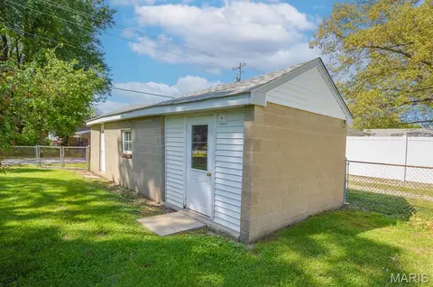 Exterior - 109 E Jefferson St, O'fallon, IL 62269 photo 5 of 7