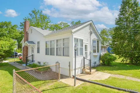 Exterior - 109 E Jefferson St, O'fallon, IL 62269 photo 2 of 7
