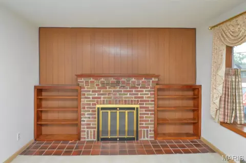 Living - 109 E Jefferson St, O'fallon, IL 62269 photo 2 of 3