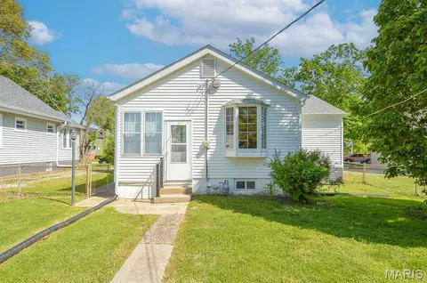 Exterior - 109 E Jefferson St, O'fallon, IL 62269 photo 4 of 7
