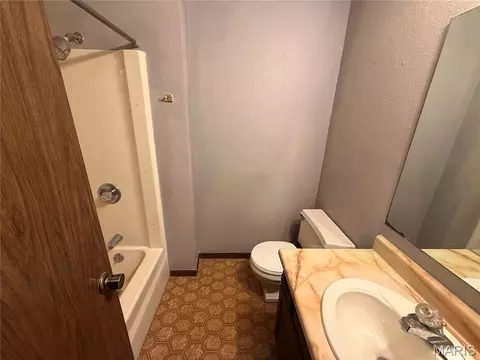 Bath - 306 Dewolf, Odin, IL 62870 photo 2 of 2