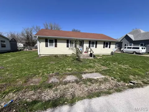 210 Dean St, Shelbina, MO 63468