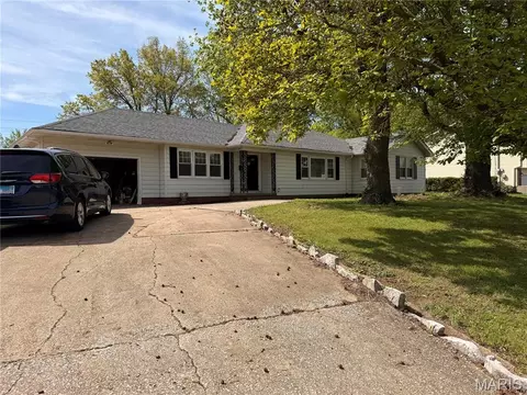 737 2nd St, Bethalto, IL 62010