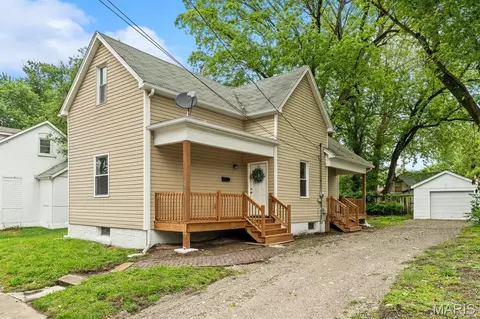 212 N 12th St, Belleville, IL 62220