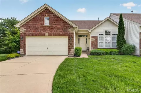 14736 Thornbird Manor Pkwy, Chesterfield, MO 63017