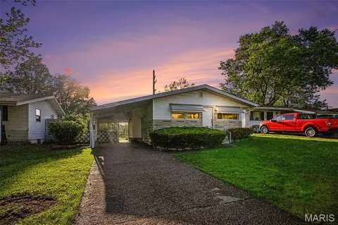 10401 Lilac Ave, Saint Louis, MO 63137