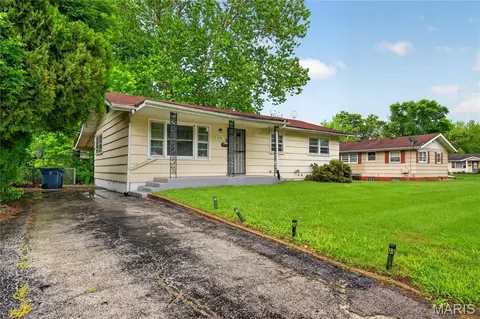 236 Forestwood Dr, Saint Louis, MO 63135
