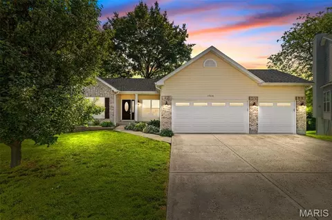 1706 Chestnut Farms Ct, Fenton, MO 63026
