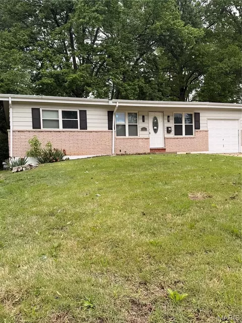 10815 Vorhof Dr, Saint Louis, MO 63136