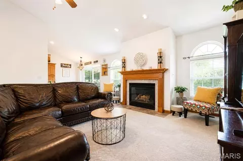 Living - 128 Callaway Ct, O'fallon, IL 62269 photo 2 of 3