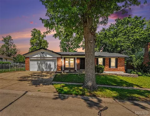 2765 Cathedral Dr, Saint Louis, MO 63129