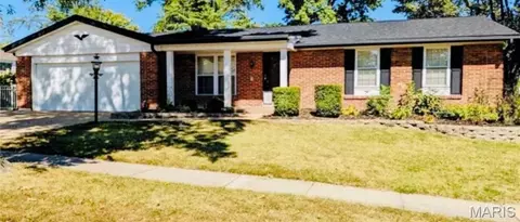 2765 Cathedral Dr, Saint Louis, MO 63129