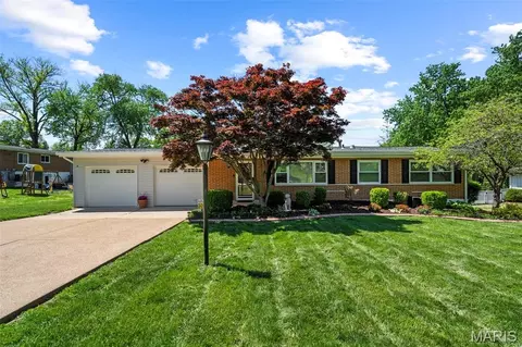 14 Bal Harbour Dr, Saint Louis, MO 63146