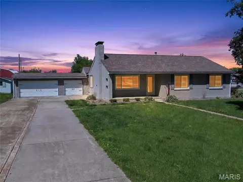 17 Airline Dr, Farmington, MO 63640