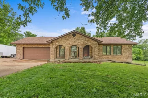 5270 Overview Dr, Villa Ridge, MO 63089