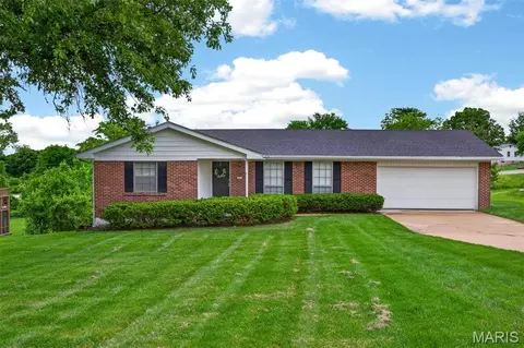 7 Countryside Dr, Saint Charles, MO 63304
