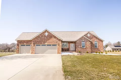 5 Pioneer Trl, Glen Carbon, IL 62034