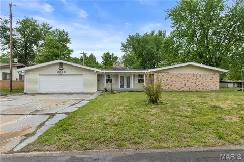 2240 Brook Dr, Florissant, MO 63033