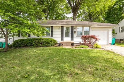 1523 Golden Dr, Saint Louis, MO 63137